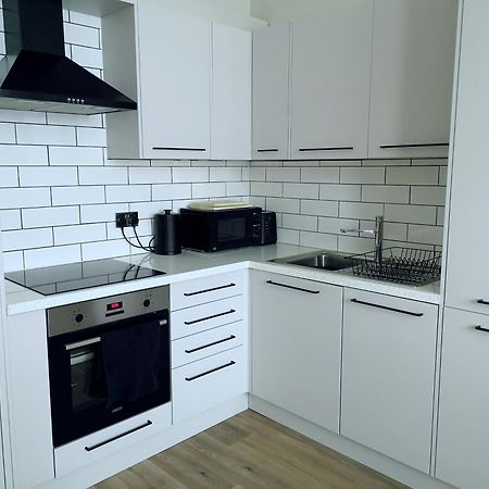 Stunning Modern Apartment Sleeps 4 - 6 Min Walk From Golden Beaches-Free Parking Bournemouth Ngoại thất bức ảnh