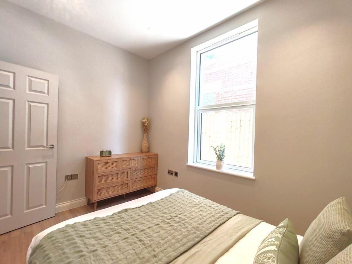Stunning Modern Apartment Sleeps 4 - 6 Min Walk From Golden Beaches-Free Parking Bournemouth Ngoại thất bức ảnh