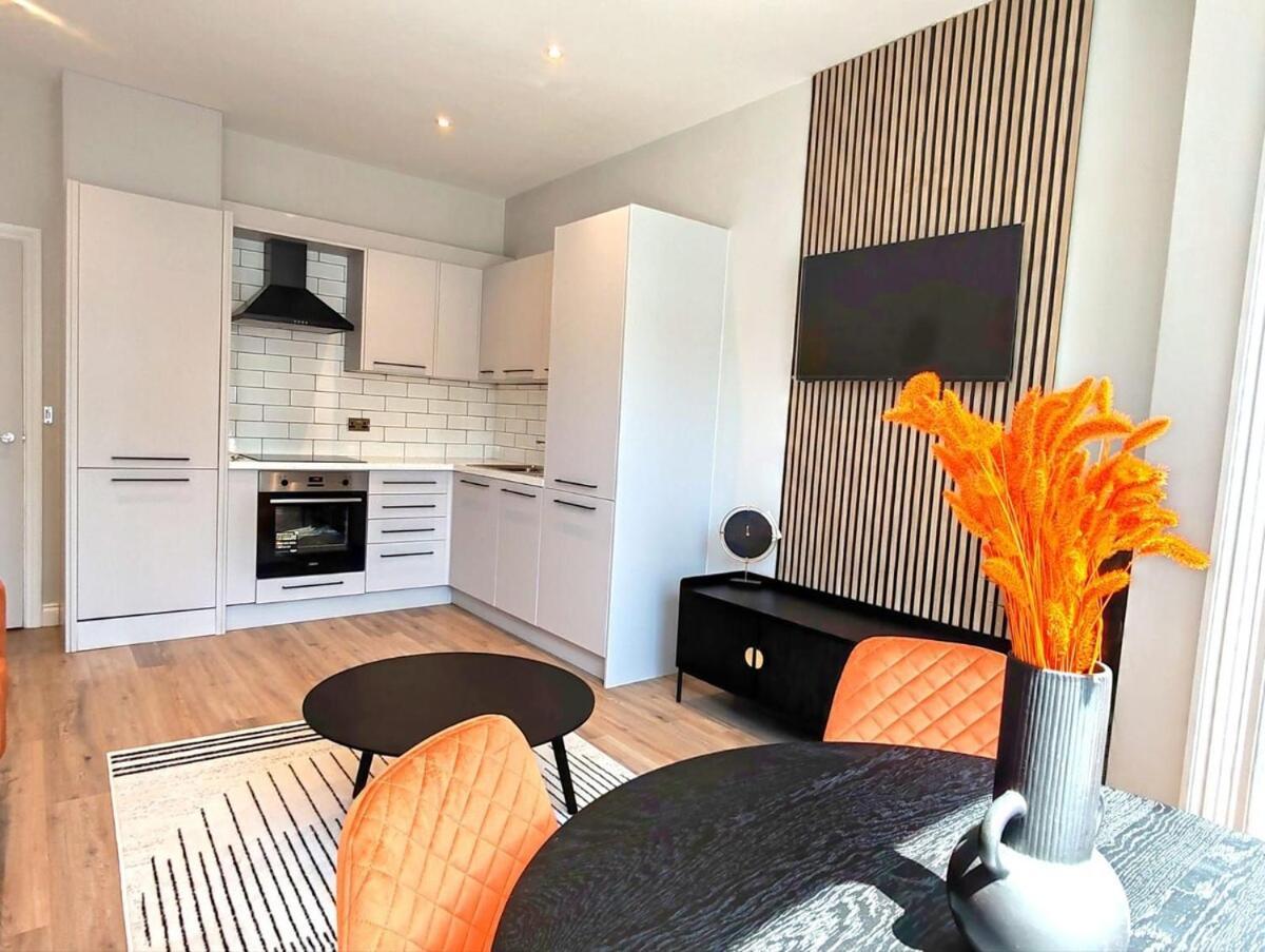 Stunning Modern Apartment Sleeps 4 - 6 Min Walk From Golden Beaches-Free Parking Bournemouth Ngoại thất bức ảnh